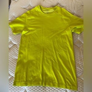 Fabletics Shirt Mens Medium Lime Green Standard Fit Short Sleeve Casual Gym